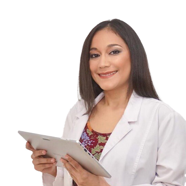 Una doctora con bata blanca y cabello castaño, largo y liso, sonríe mientras sostiene una tableta, mostrando experiencia en ortopedia deportiva en un fondo blanco que resalta su profesionalismo y cercanía.